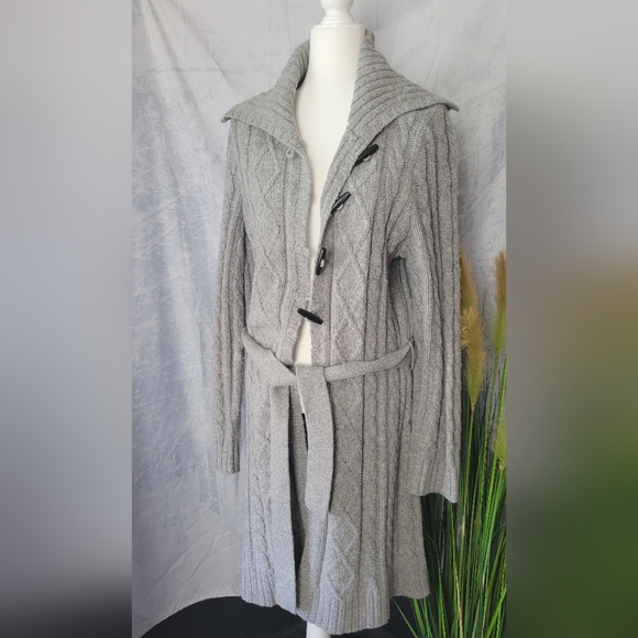 Lady's beautiful knee length sweeter - Picture 1 of 3